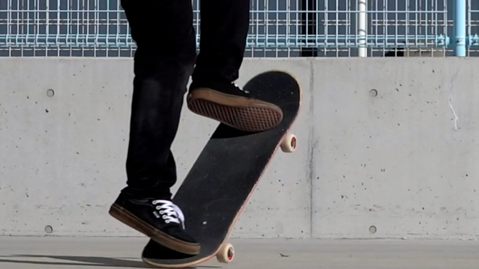 Master the Hardflip: A Skateboarding Trick Tutorial, image size:1600x900
